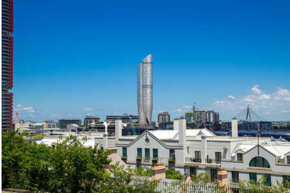 An artist's impression of The Star's proposed tower. Existing (left) and proposed (right) south east view from Sydney Observatory. Taken from the Department of Planning and Environment Star Casino Modification Assessment Report, July 2019.
