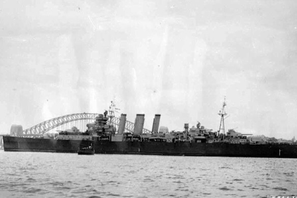 Cruzador pesado australiano HMAS Shropshire no porto de Sydney. O navio foi um dos quatro navios australianos no Golfo de Leyte em 1944.