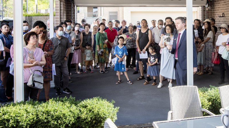 Dozens watch on as couple secures Eastwood house for $1.89 million