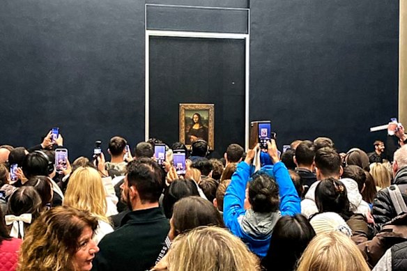 Os visitantes do Louvre costumam ver a Mona Lisa “em questão de segundos, a uma distância de vários metros”.