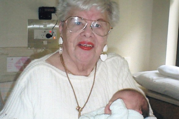 Mindla Horowitz in 2007 with great-granddaughter Alexandra.