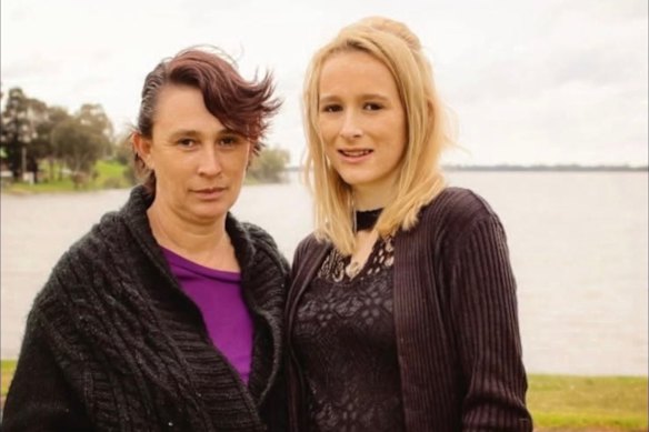 Nerida Quinn, izquierda, con su hija Mikaila Elms. Nerida murió en el tiroteo.