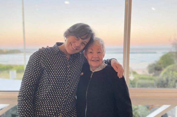 Jacqui, Jonathen’s sister (left) and Ryrie, Jonathen’s mum (right).