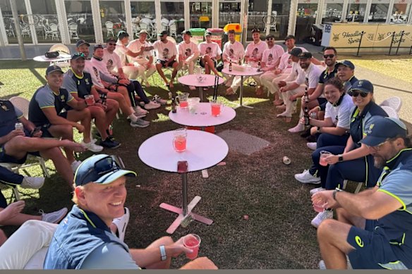 Jogadores e equipe australianos no Adelaide Oval no domingo. 