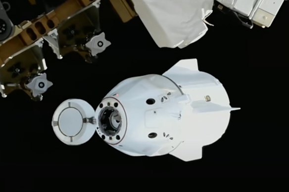 Questa schermata del video fornito dalla NASA TV mostra la capsula SpaceX Dragon in partenza dalla Stazione Spaziale Internazionale poco dopo lo sgancio.
