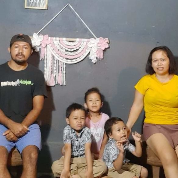 Yeny Fita Wulandari with her husband and three children. 