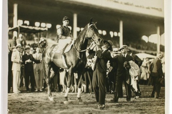 Phar Lap and jockey Bill Elliott after winning the Agua Caliente Handicap in Mexico in 1932. Phar Lap’s trainer Tommy Woodcock holds his reins.