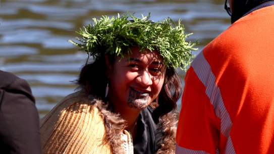 Kuini Nga Wai Hono i te Po Paki leaves the waka following her father, Tuheitia Pootatau Te Wherowhero VII as he is carried to his burial place.