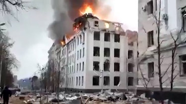 O parte a Universității Harkov din Ucraina a fost distrusă de o rachetă și incendiată. 
