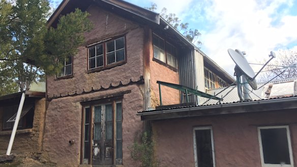 The mudbrick house in Canyonleigh where Williamson grew up.