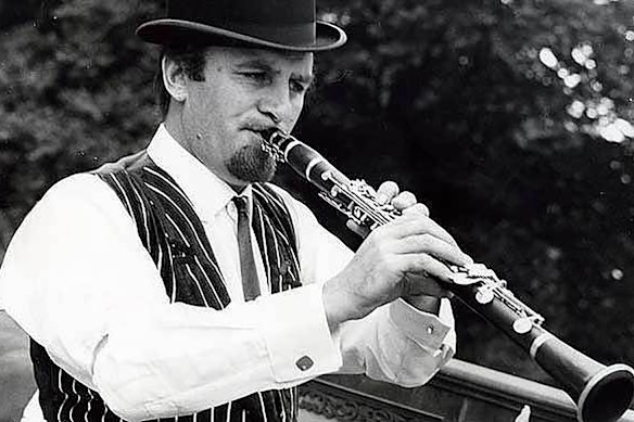 O clarinetista Acker Bilk, que fez sucesso nos anos 60 com Stranger on the Shore.