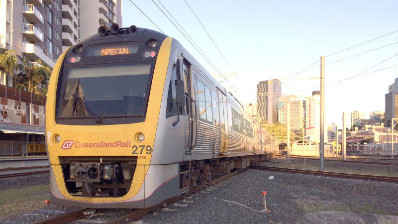 Brisbane trains forced to slow down because rail lines are too hot