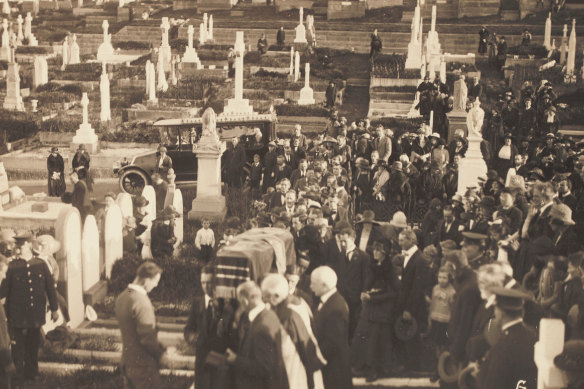 Mourners accompanying the coffin of Henry Lawson at Waverley Cemetery in 1922.