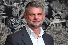 Nick Mitzevich at the National Gallery of Australia with a new acquisition from APYACC, Walawuru Tjukurpa – Story of the Eagles by Iluwanti Ken.