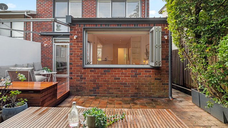 Upsizing young couple win keys to eastern suburbs home for $2,665,000 (australia) — SMH