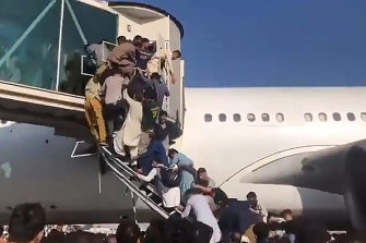 Scene all'aeroporto di Kabul mentre gli afgani tentano di partire dopo che Kabul è caduta in mano ai talebani.