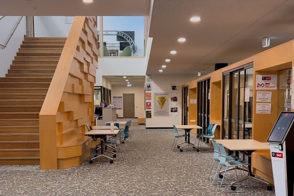A Biblioteca QASMT, que oferece espaços de estudo semelhantes aos universitários, também abriga o espaço do fabricante de robótica.