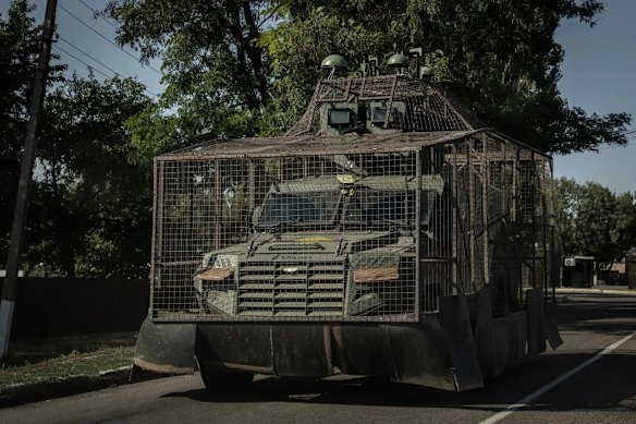 A Ucrânia depende da gaiola de metal inicial para proteger veículos armados de drones russos.