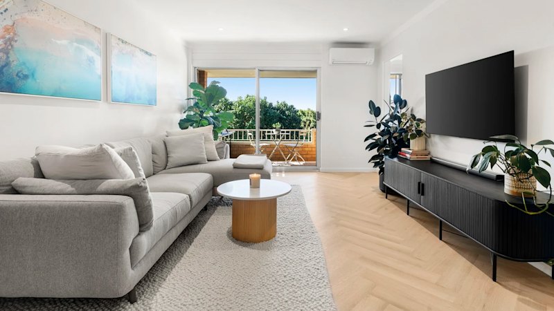 Sole bidder wins keys to $1.1m beachside apartment as market softens