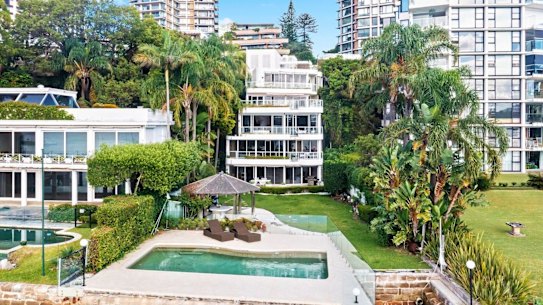 The block of four apartments on the Darling Point waterfront were only part of the three-property consolidation site in play by Michael Teplitsky.