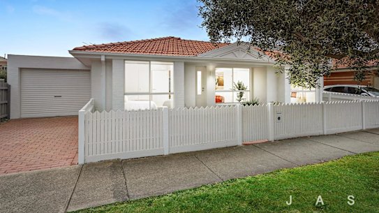 16 Chatfield Street, Kingsville. 