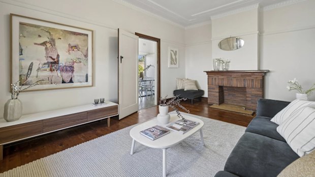 Three buyers local to Lane Cove, all young upsizers living in either a unit or townhouse, competed from start to end for the keys to the Lane Cove property. 