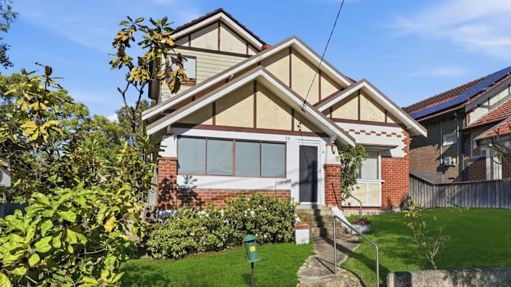 smh.com.au - Robyn Willis - Northern beaches share house sells for $200,000 below its reserve