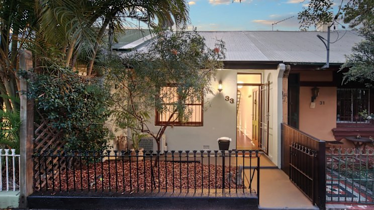 smh.com.au - Carmen Forward - Couple buys $1,825,000 Erskineville house as vendor cuts reserve price