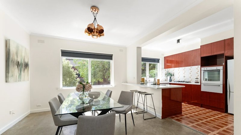 First home buyer pays $830,000 for St Kilda unit, outbidding six others