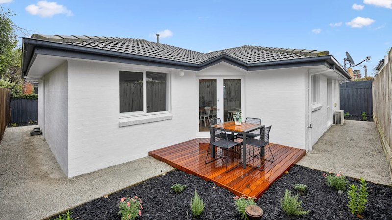 Renovated three-bedroom unit in mid south-east passes in at $940,000