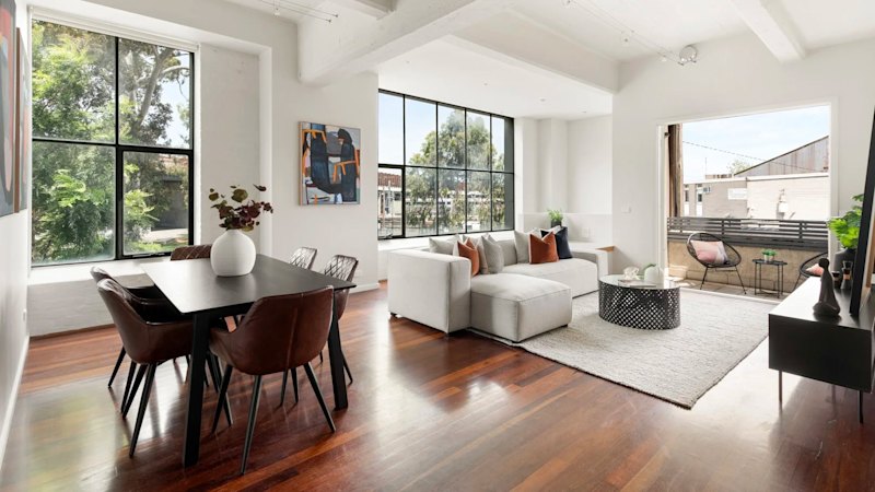 theage.com.au - Shona Hendley - Melbourne home sellers pocket $170,000 premium after advertising reserve price