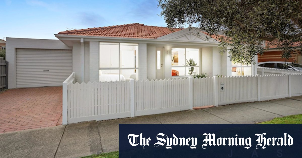 Sydneysider beats four first-timers to buy Kingsville house at auction