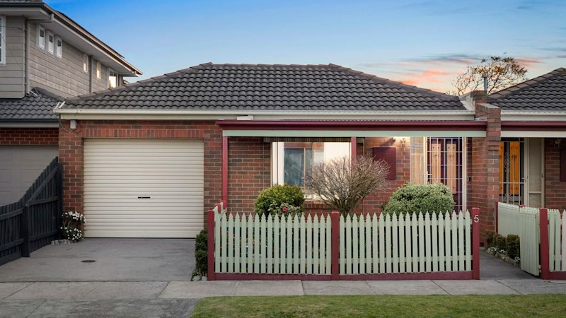 Melbourne Auctions: Downsizer Beats First Home Buyer for $887,000 C...