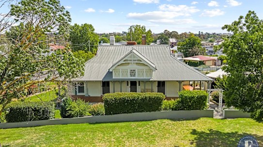 2 Lovell Street, Young NSW 2594

