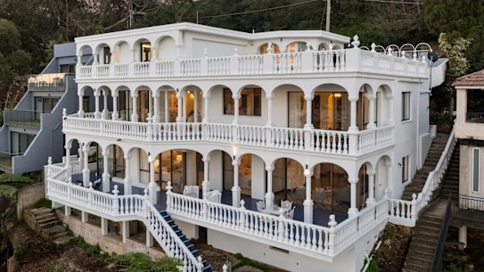 Sydney’s famous wedding cake home in Seaforth has sold for a figure around the $9 million guide, local sources have revealed. 