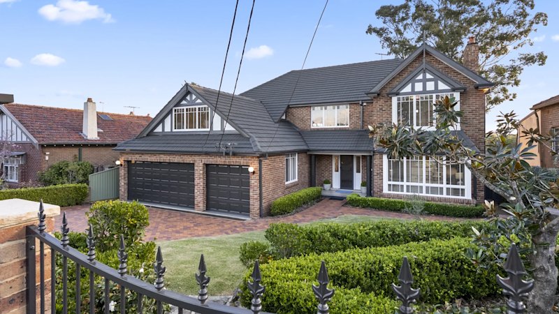 Sydney home sells for $345,000 less than last year amid weaker auction clearance rates
