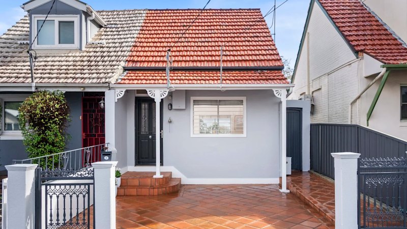 Sydney auction clearance rate falls to 48 percent, signals further price declines (australia) — SMH