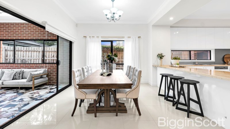 Upsizers snap up Glen Waverley five-bedder for $3.15 million, the middle of its price range