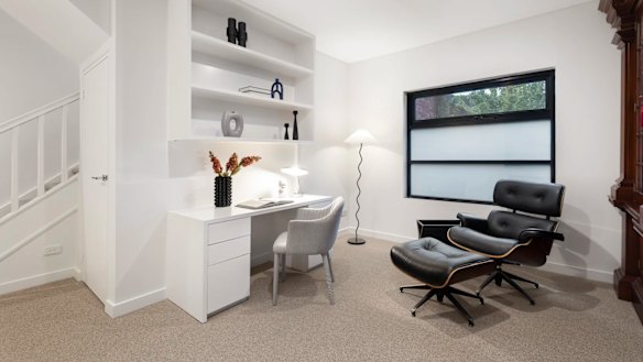 Even a study nook maintains views of the home’s leafy surrounds.
