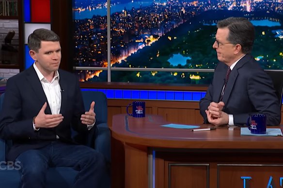 Stephen Colbert entrevista James Talarico, um político do Texas, em um segmento publicado no YouTube.