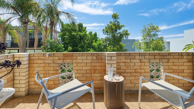 Buyer bids against themselves to secure a classic Coogee apartment for almost $2.4m