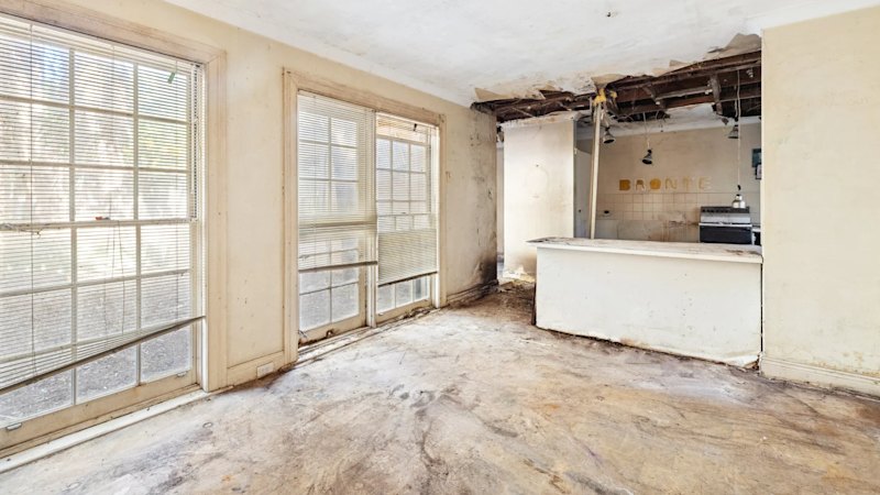 Derelict eastern suburbs home sells for $835,000 over reserve at auction