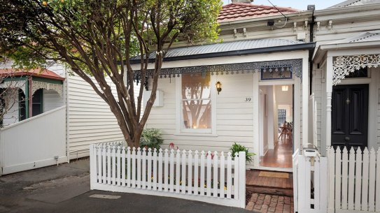 39 Carter Street, Albert Park.