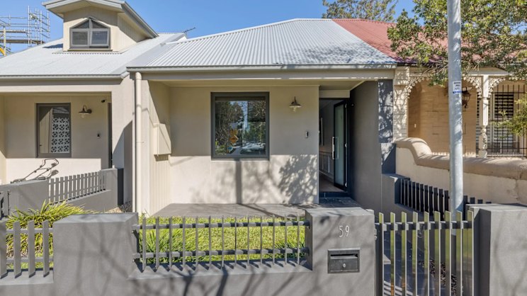 smh.com.au - Carmen Forward - Zetland vendors cut reserve to sell $2.23 million terrace at auction