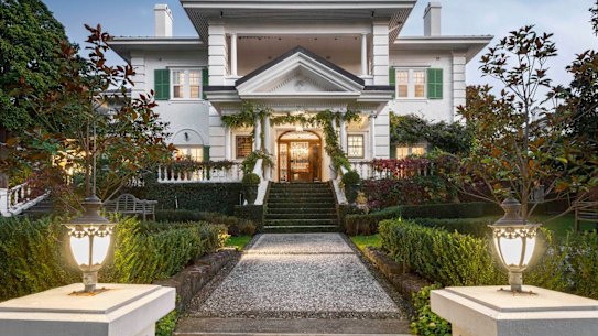 El precio medio de la vivienda en Toorak ha caído un 17,1 por ciento en 12 meses, pero detrás de estas cifras se esconde un mercado complejo.