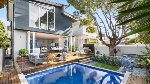 Father bids on $6.95 million North Bondi house at auction for his daughter