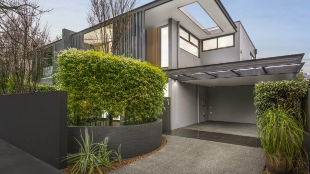 ‘Never seen that’: $3 million knock-out bid ends Brighton auction in seconds
