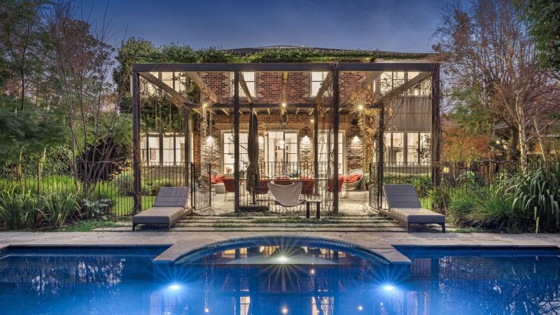 These Melbourne mansion buyers are reselling fast. Will they break even?