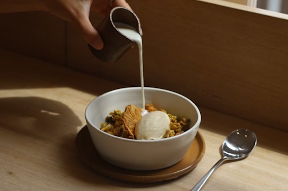 Golden turmeric roasted muesli at Leoht.