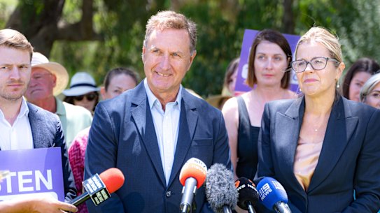 Jonathan Huston con la líder liberal Libby Mettam.